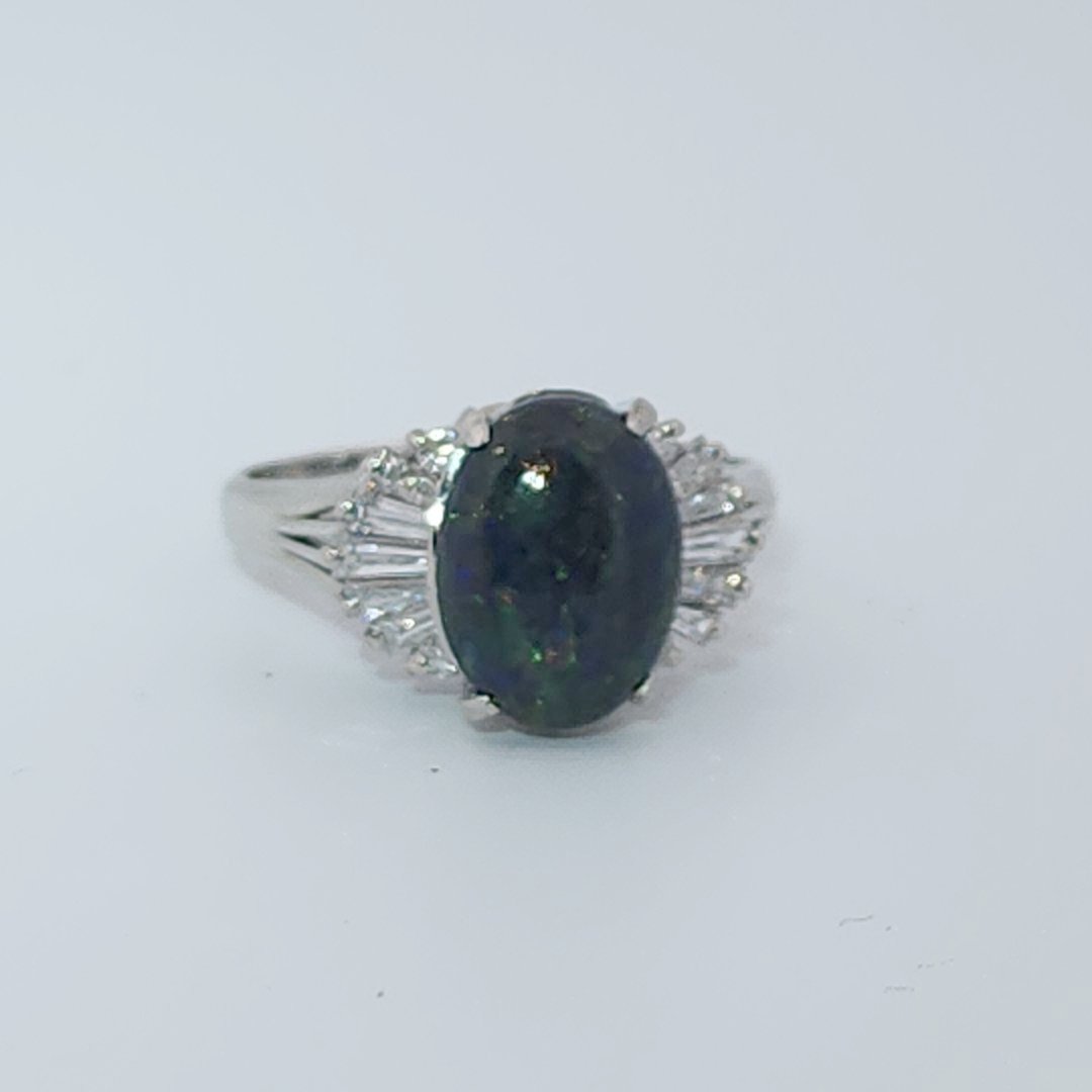 DATA_MISMATCH: Black Opal Ring vs Opal 2.6ct (typical white/translucent) | Platinum Ring, set with 1 Opal (2.6ct, dark/black) and Diamonds (0.485ct total), 8g