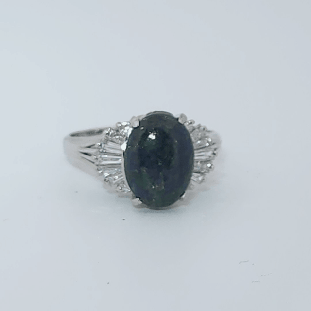 DATA_MISMATCH: Black Opal Ring vs Opal 2.6ct (typical white/translucent) | Platinum Ring, set with 1 Opal (2.6ct, dark/black) and Diamonds (0.485ct total), 8g