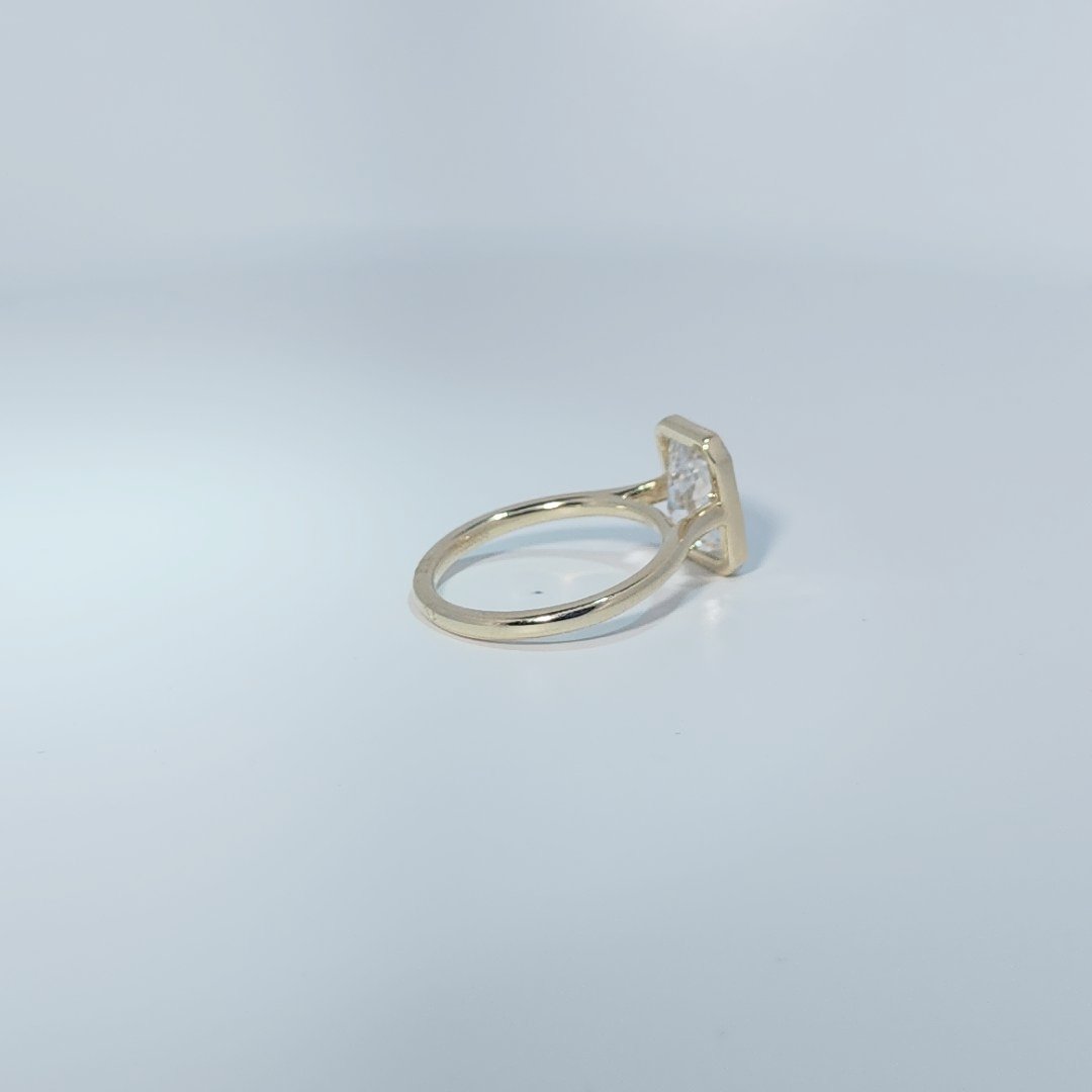 14K Yellow Gold Engagement Ring, set with 1 Lab Grown Diamond (3.03ct), 3.24g, Size 7.