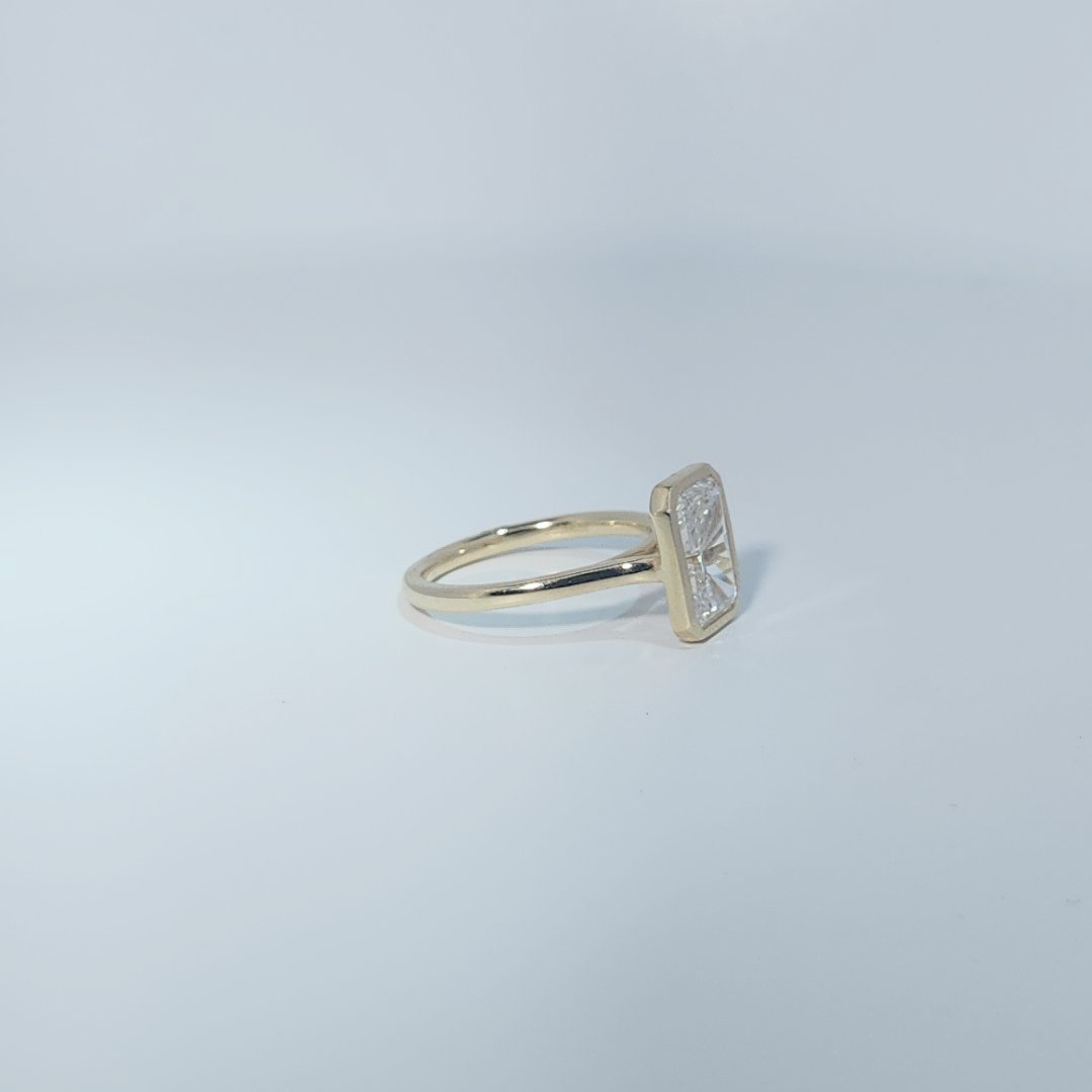 14K Yellow Gold Engagement Ring, set with 1 Lab Grown Diamond (3.03ct), 3.24g, Size 7.