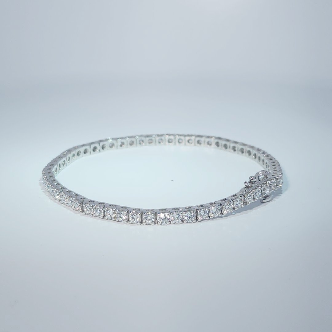 9.18g White Gold Bracelet set with Lab Grown Diamonds totaling 3.94ct.