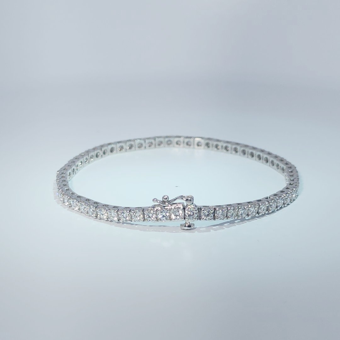 9.18g White Gold Bracelet set with Lab Grown Diamonds totaling 3.94ct.