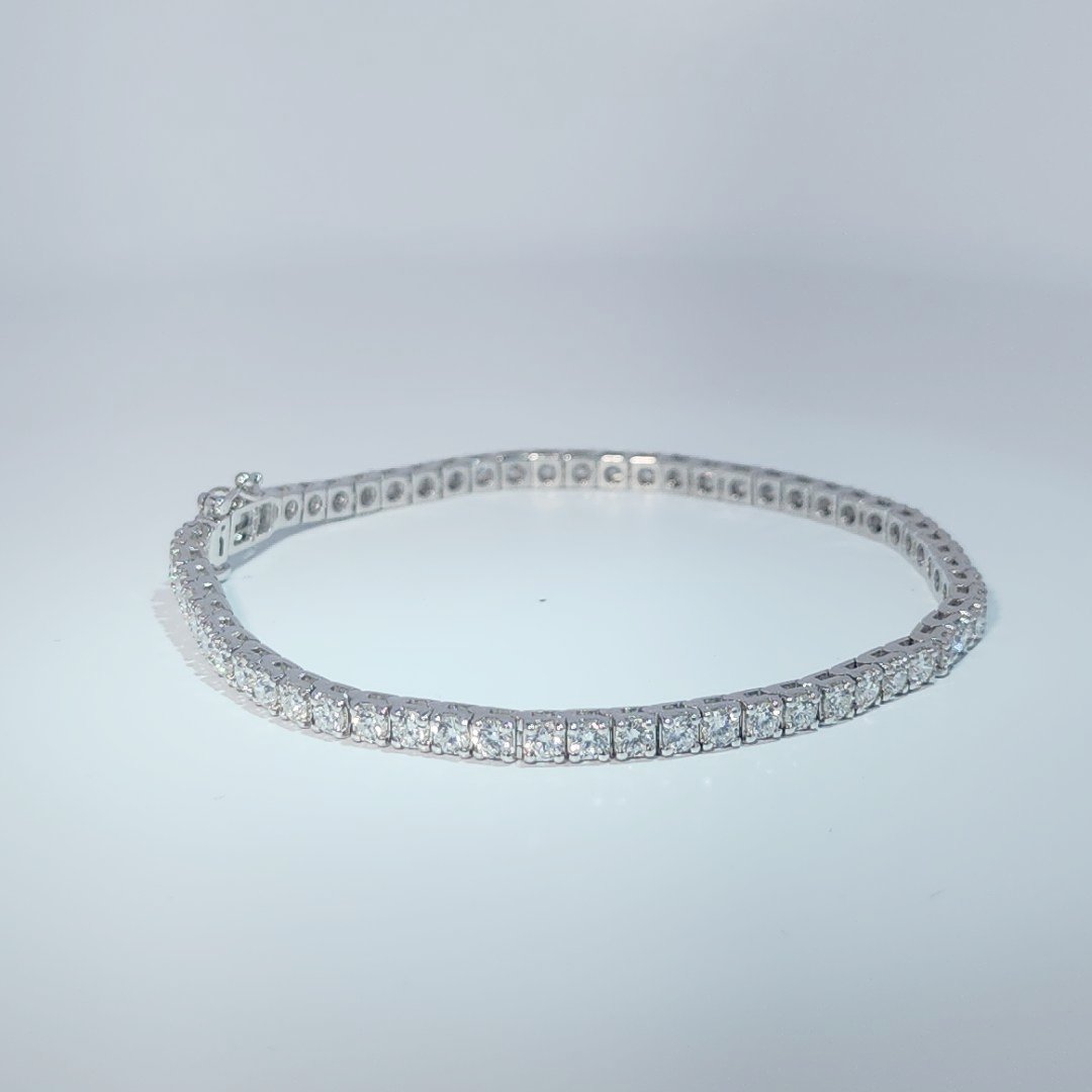 9.18g White Gold Bracelet set with Lab Grown Diamonds totaling 3.94ct.
