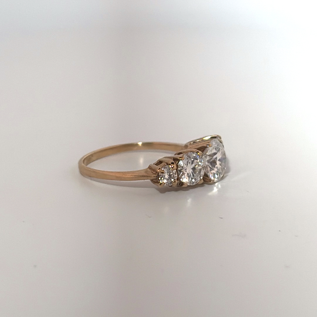 10K Yellow Gold Ring, set with 5 Moissanites, 2.6g, Size 6.