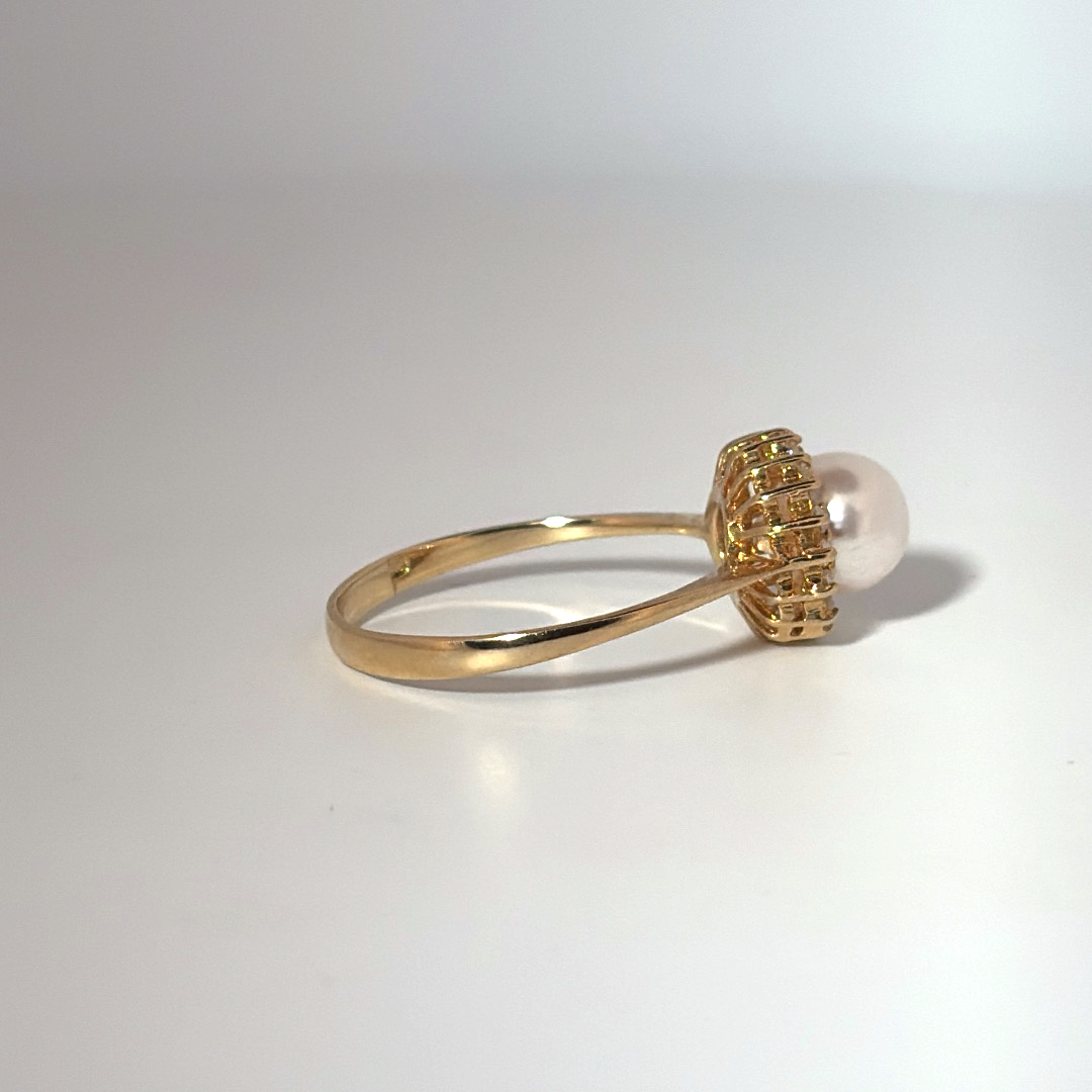 Natural Fresh Water Cultured Pearl with Natural Diamonds (0.10CT) Size 7, 14K Yellow Gold