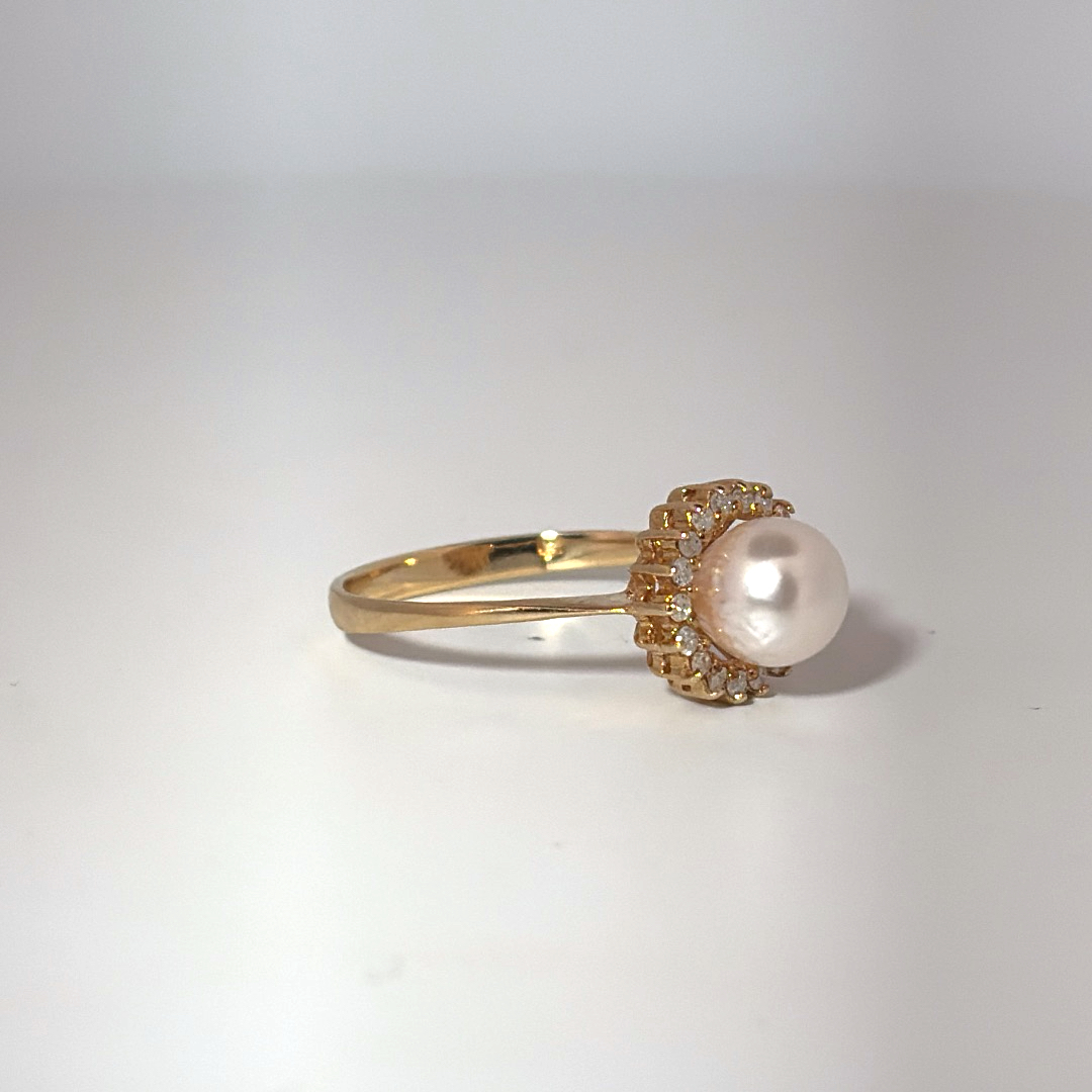 Natural Fresh Water Cultured Pearl with Natural Diamonds (0.10CT) Size 7, 14K Yellow Gold