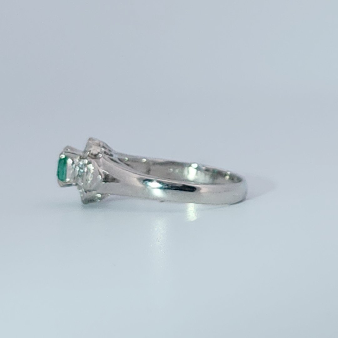 0.17ct Natural Diamonds and 0.24ct Nat Emerald, Women Ring, Platinum 900