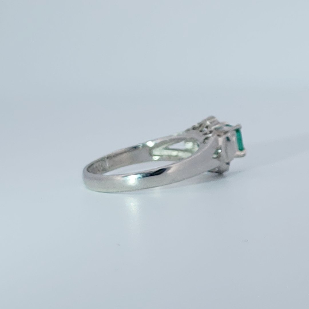 0.17ct Natural Diamonds and 0.24ct Nat Emerald, Women Ring, Platinum 900